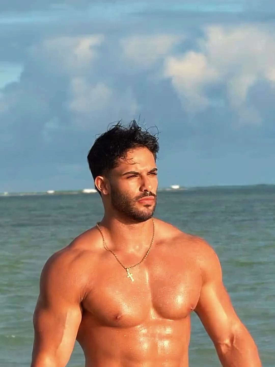 帅哥肌肉男又来海边了