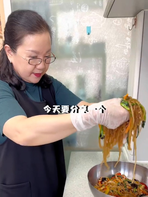 炒杂菜,这一口下去粉条、蔬菜、肉丝混在一起的口感