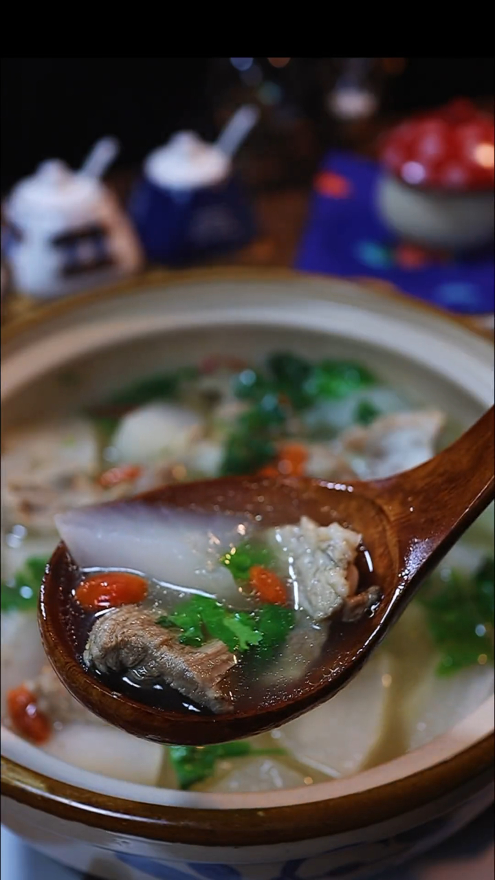 羊肉片汤想要做到汤鲜味美,肉嫩而不才,其实就和煮泡面一样简单