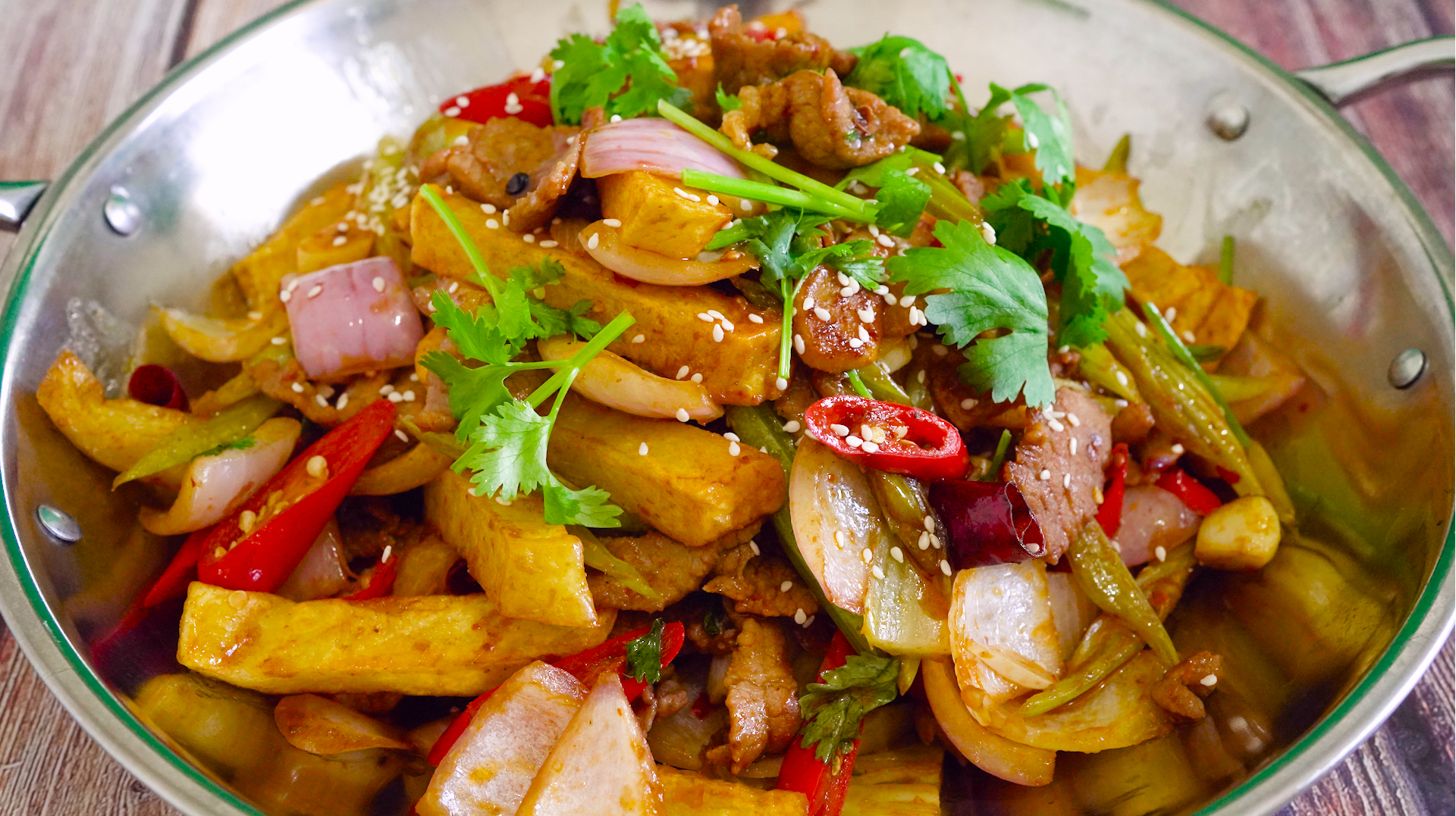 香辣过瘾的干锅牛肉,教你在家做色香味俱全,超下饭超好吃