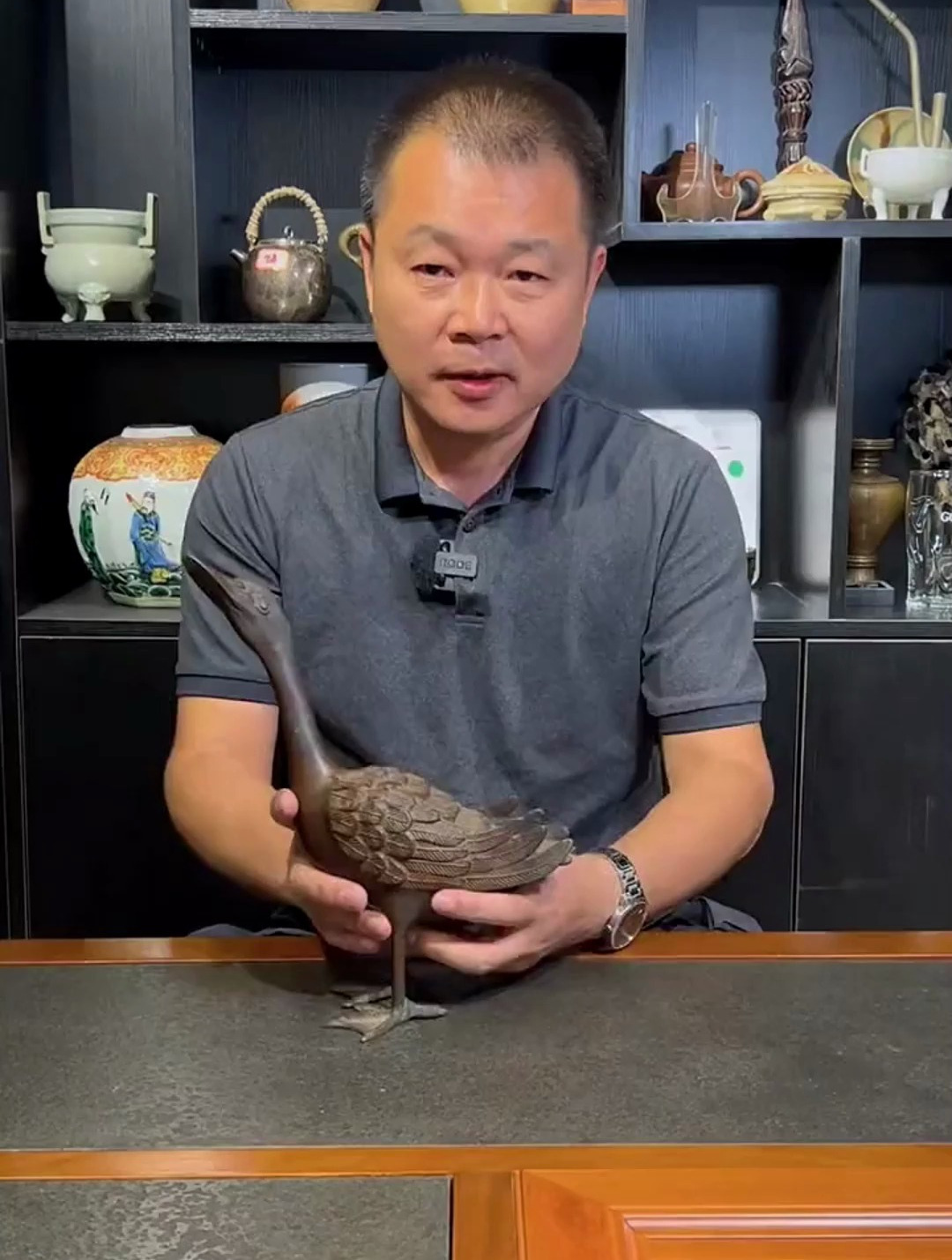 今天带大家欣赏一件铜鸭摆件