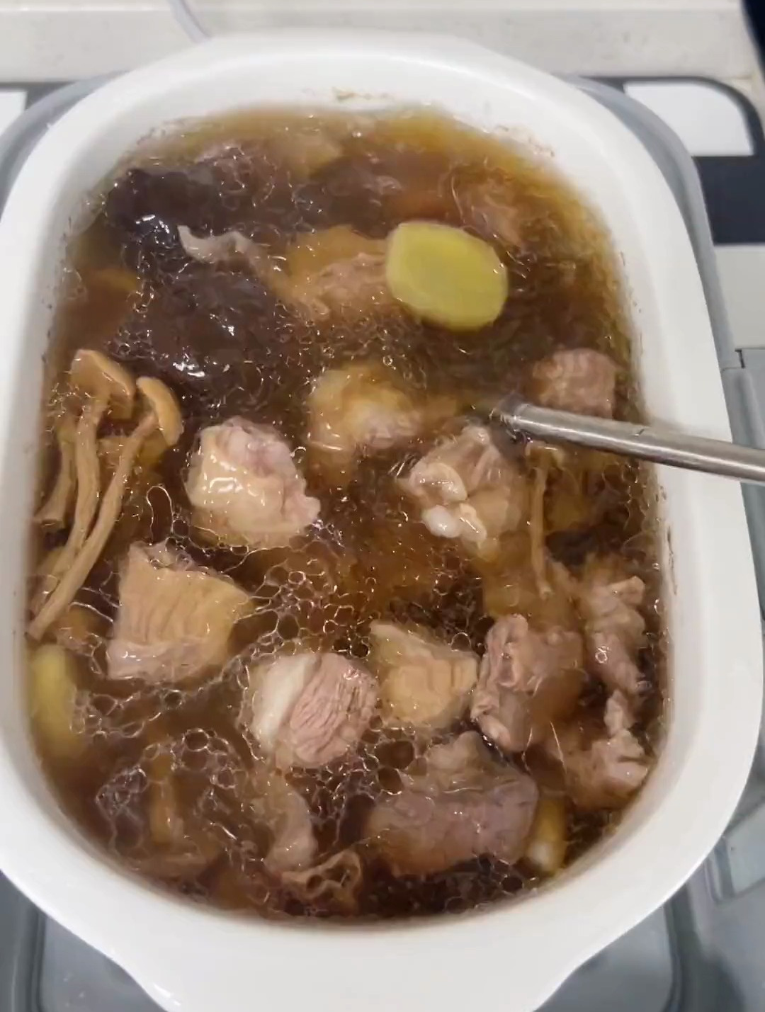 这块肉叫猪肝沿,适合煲汤,今天分享猪肝沿黑蒜汤 煲汤