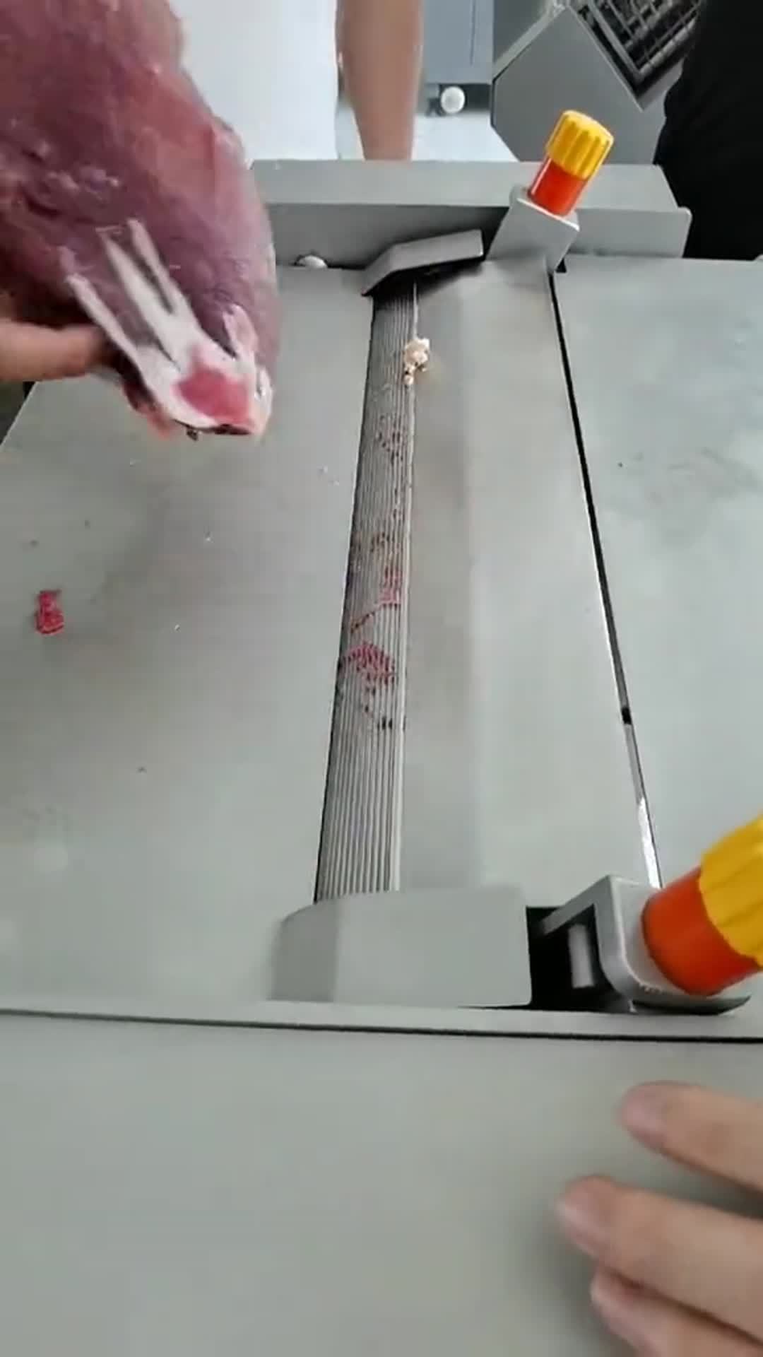 日本雪花牛肉,分割都不用人工,配上专门的机器!
