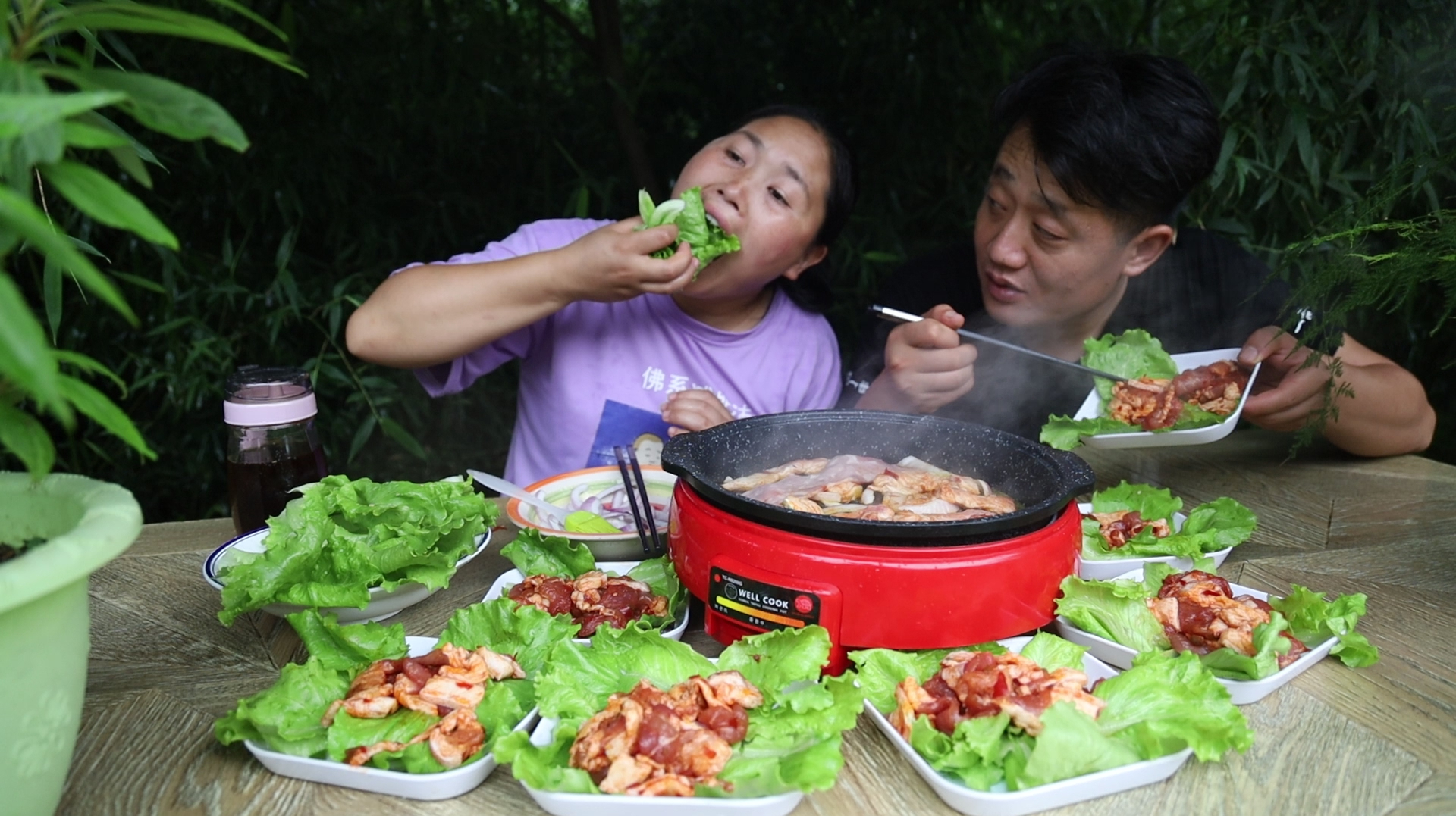 胖妹做铁板烤肉，3斤五花肉配大蒜，吃完身上都冒汗，把我看饿了