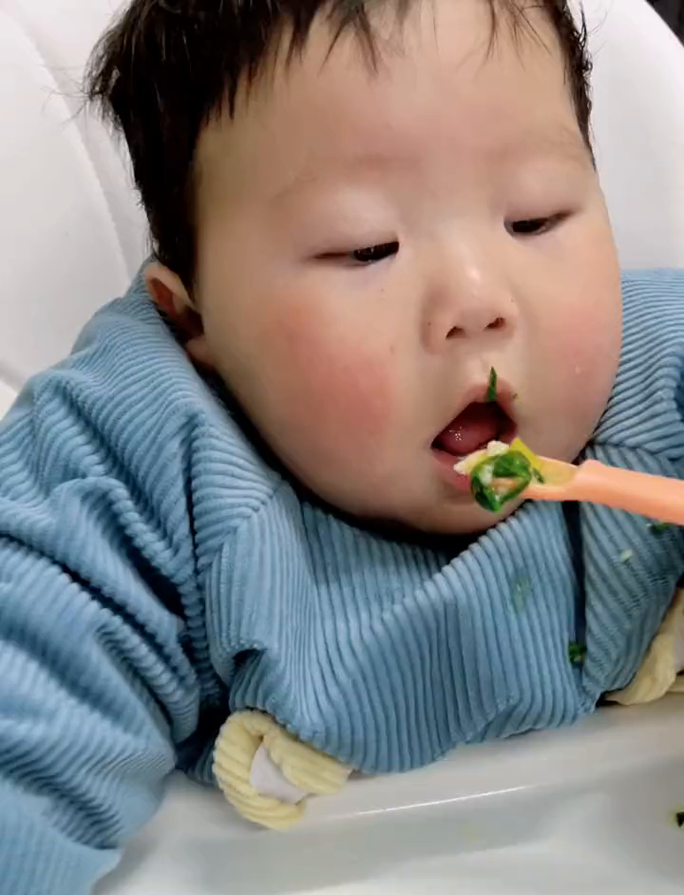 瞧这胖老板吃饭,真叫人馋死了!