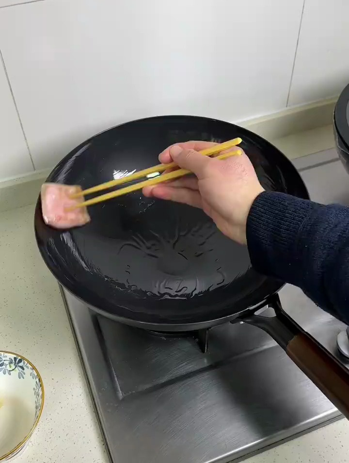 新买的铁锅怎么开锅,给锅敷一个好用的面膜,开锅就完成了
