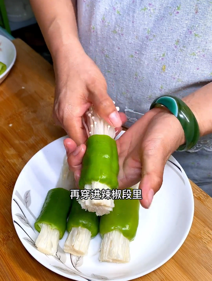 没想到青椒和金针菇这样一搭配,好吃又下饭