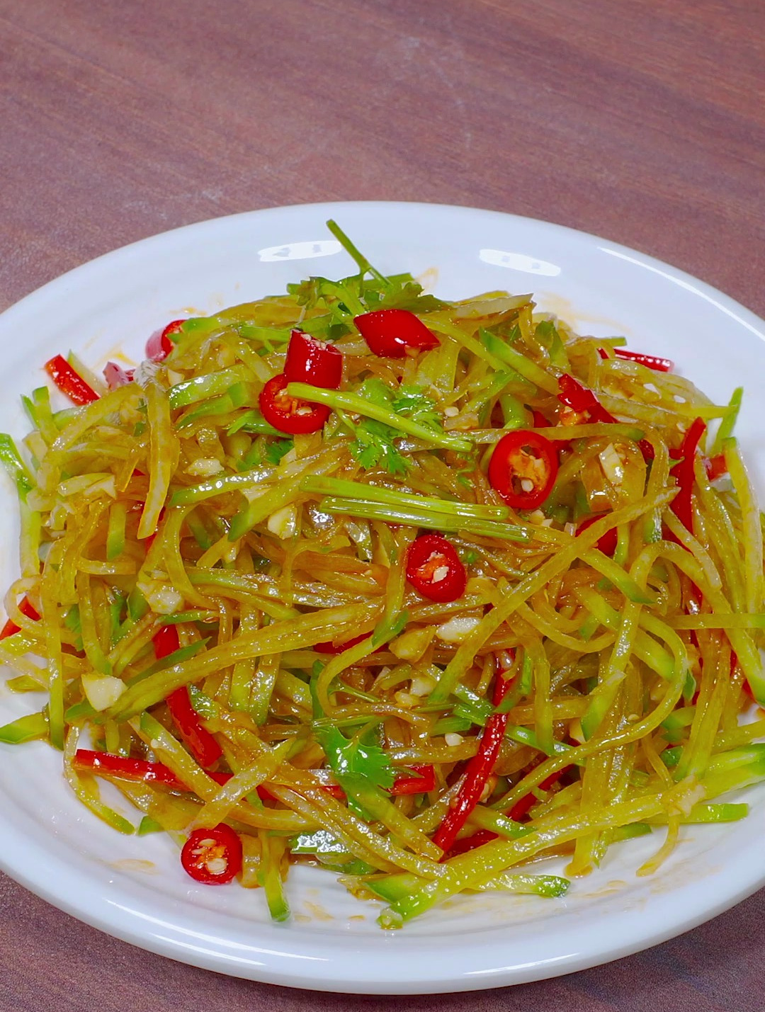 以后萝卜买回来,你就像我这样,做个凉拌萝卜丝,酸辣爽口还解腻