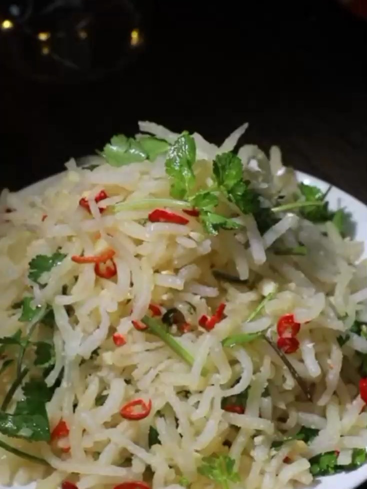 用一个土豆做了一大盘蒸菜,柔软劲道,百吃不腻家常饭蒸土豆丝洋