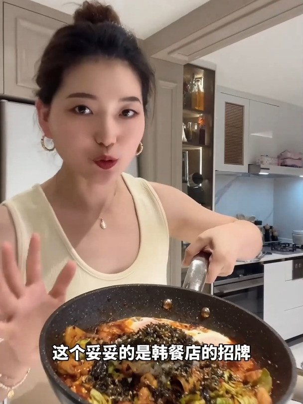 初中生的晚餐!超级绝的韩餐店招牌韩式鸡肉年糕拌饭～