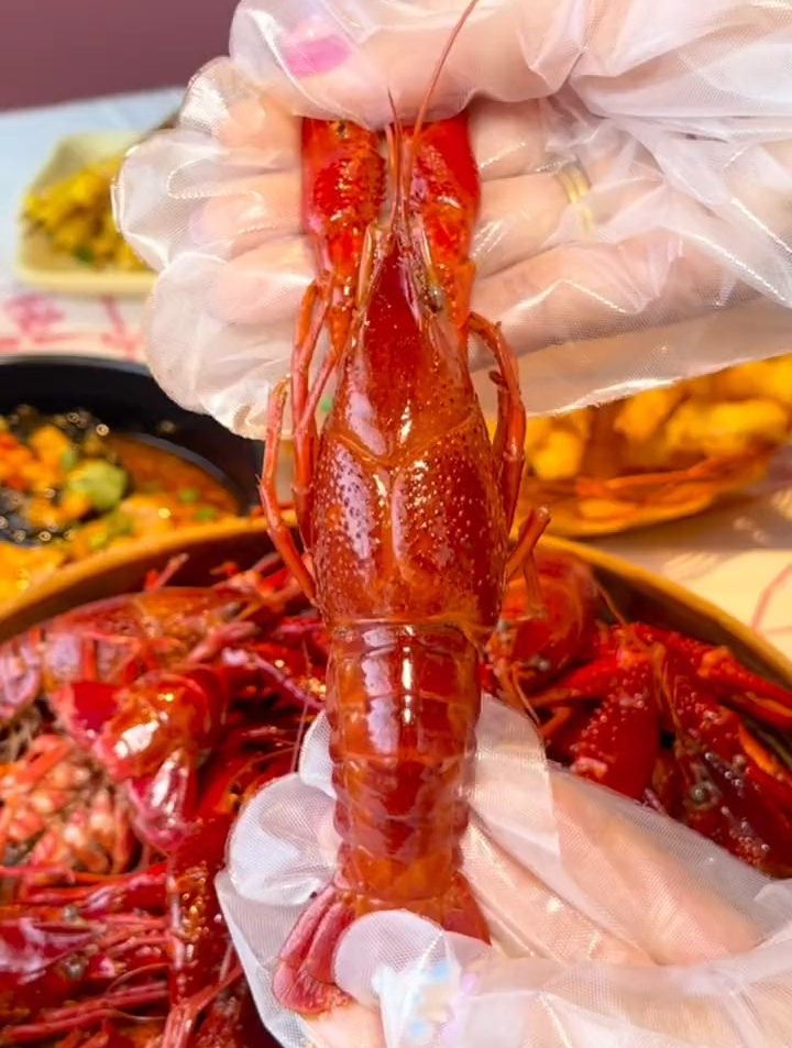 吃小龙虾总得来趟靓靓吧,有西安醉好吃的蟹面