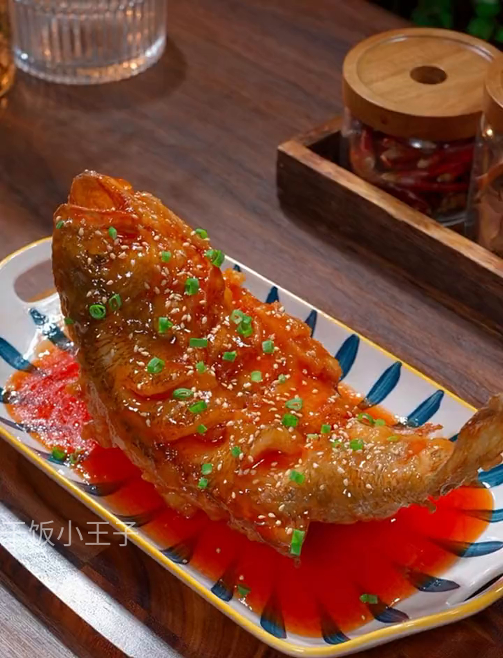 把面糊均匀淋在鲈鱼身上,没想到竟成了元宵节家宴上的必点佳肴