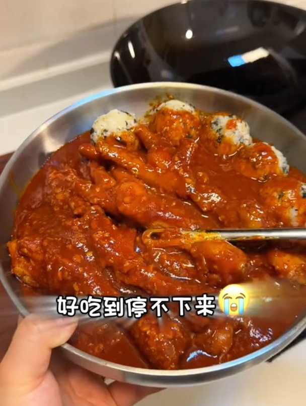 鸡爪这么做软烂脱骨,甜中带辣,裹满酱汁配着饭团吃真是绝了