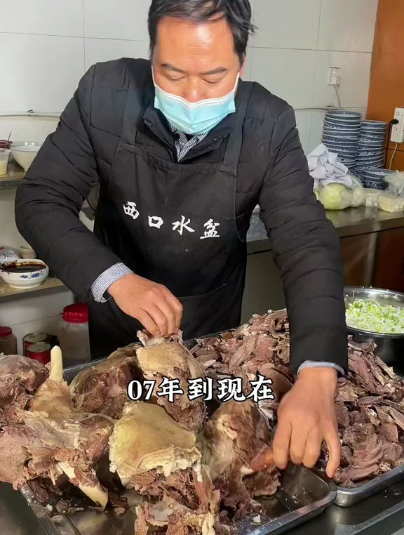 宁夏滩羊和石子馍做的水盆羊肉,煮的汤有讲究