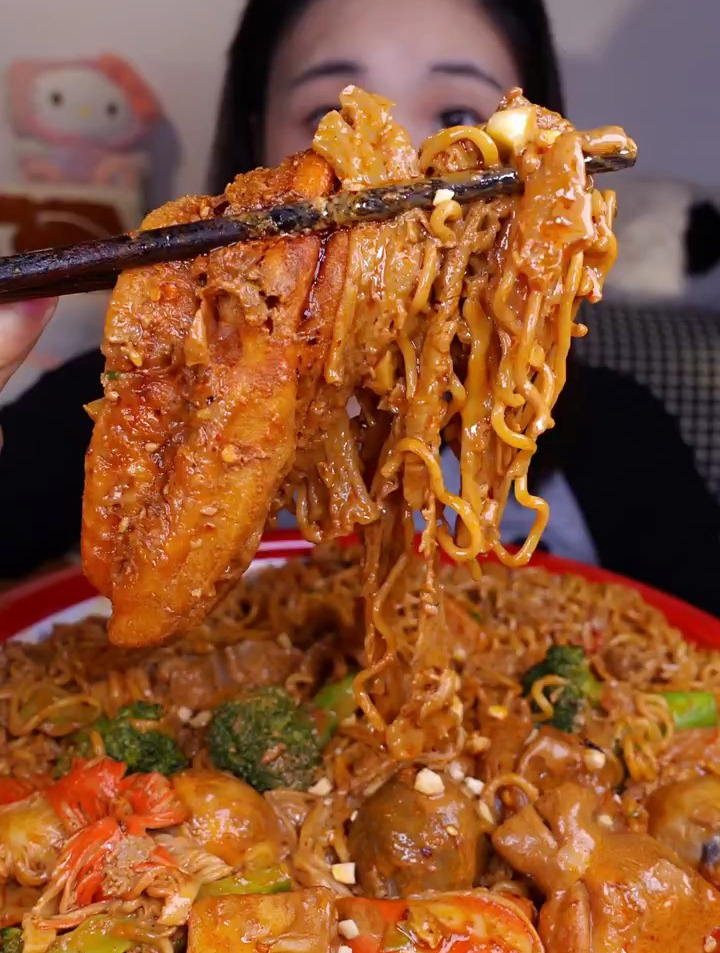 裹满麻酱的麻辣拌,草率了忘配米饭了