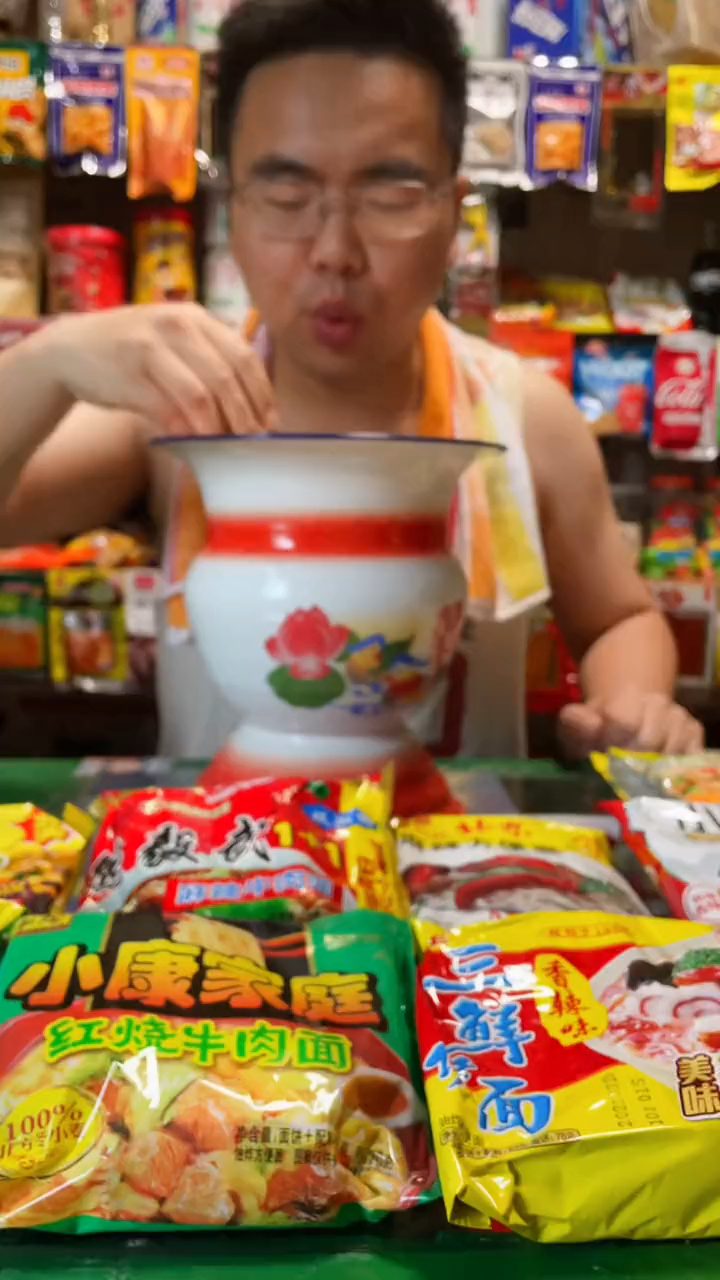 小时候的回忆吗,5毛一包的方便面,配上辣条就是解馋