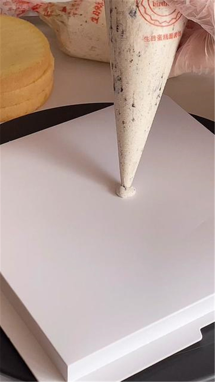 淡蓝色的复古草莓蛋糕