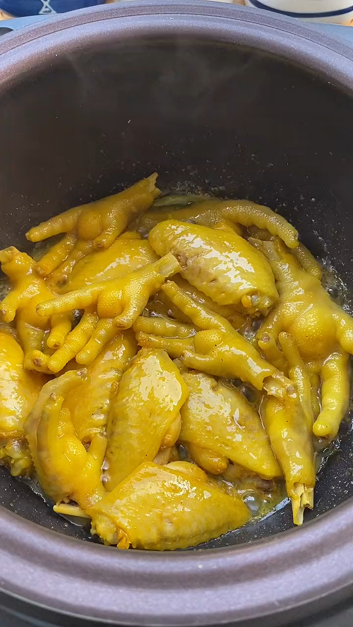 用电饭煲这样做的盐焗鸡翅孩子吃得放心
