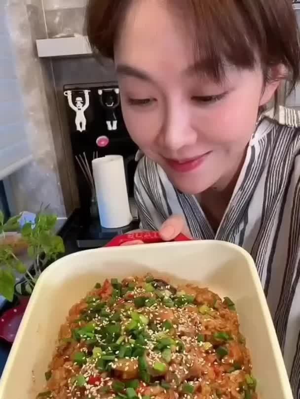 香芋鸡腿饭~ 美食教程 芋头饭的做法 夏日美食局