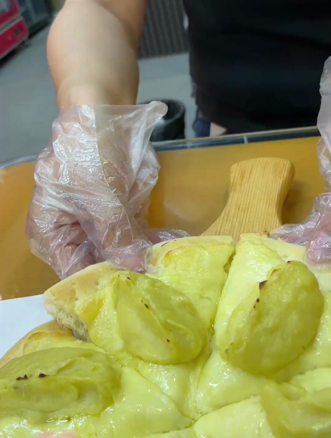 三人行的榴莲披萨太顶了,实惠又好吃