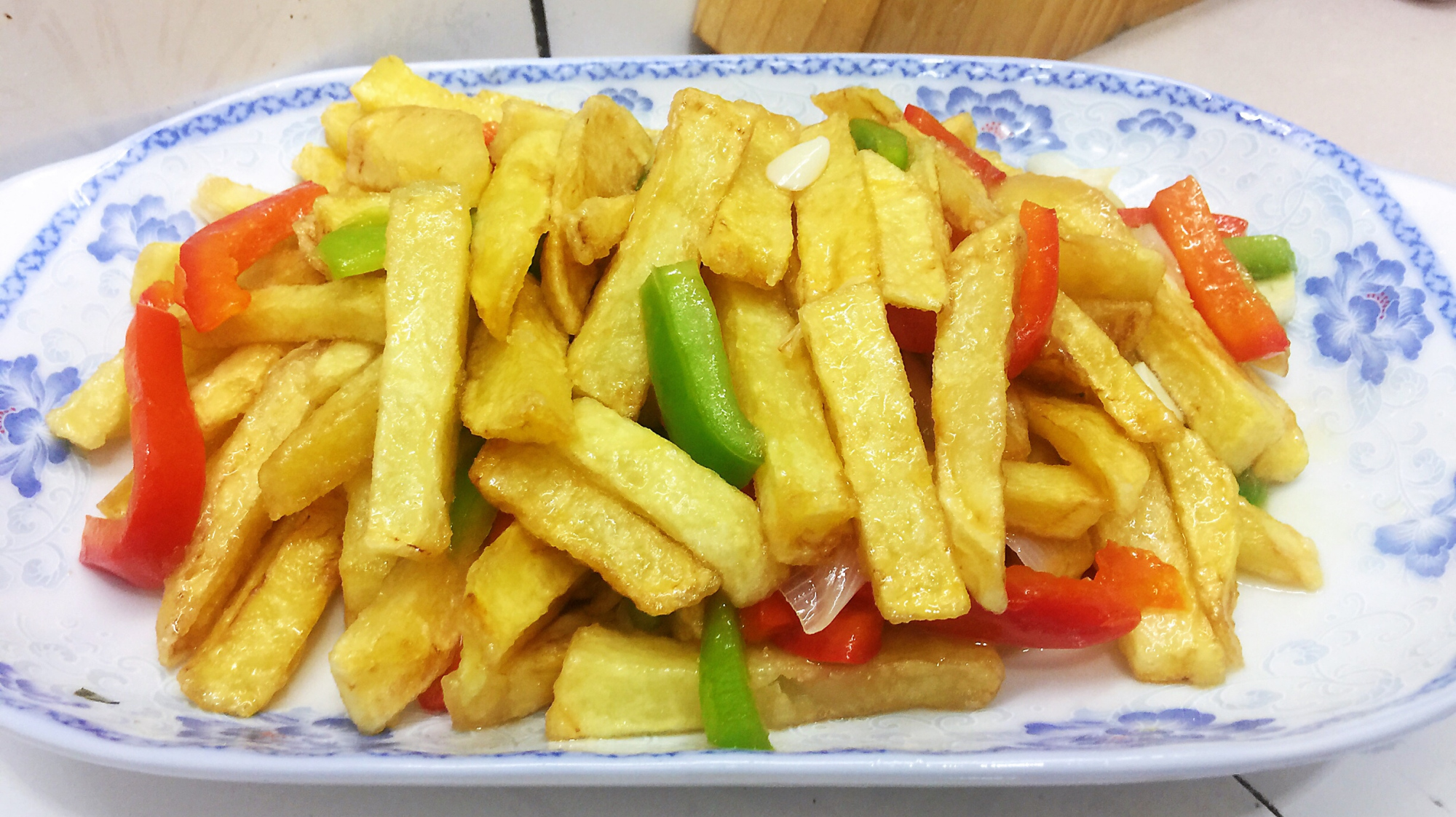 干煸土豆条的做法,味道酸甜可口,大人小娃都爱吃