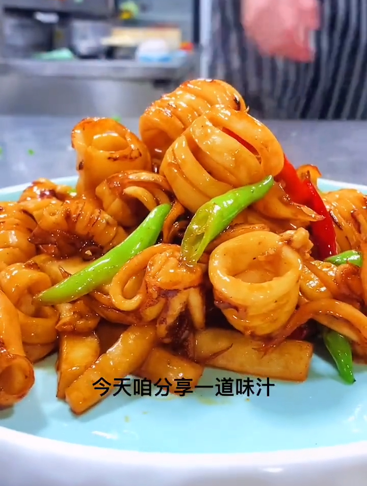 今天咱分享一道大墨斗鱼小菜,酱汁浓郁,非常好吃!