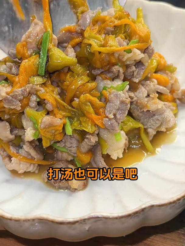 黄花菜,集市卖5元一斤,可以炒也可以汆汤,三位阿姨教做菜