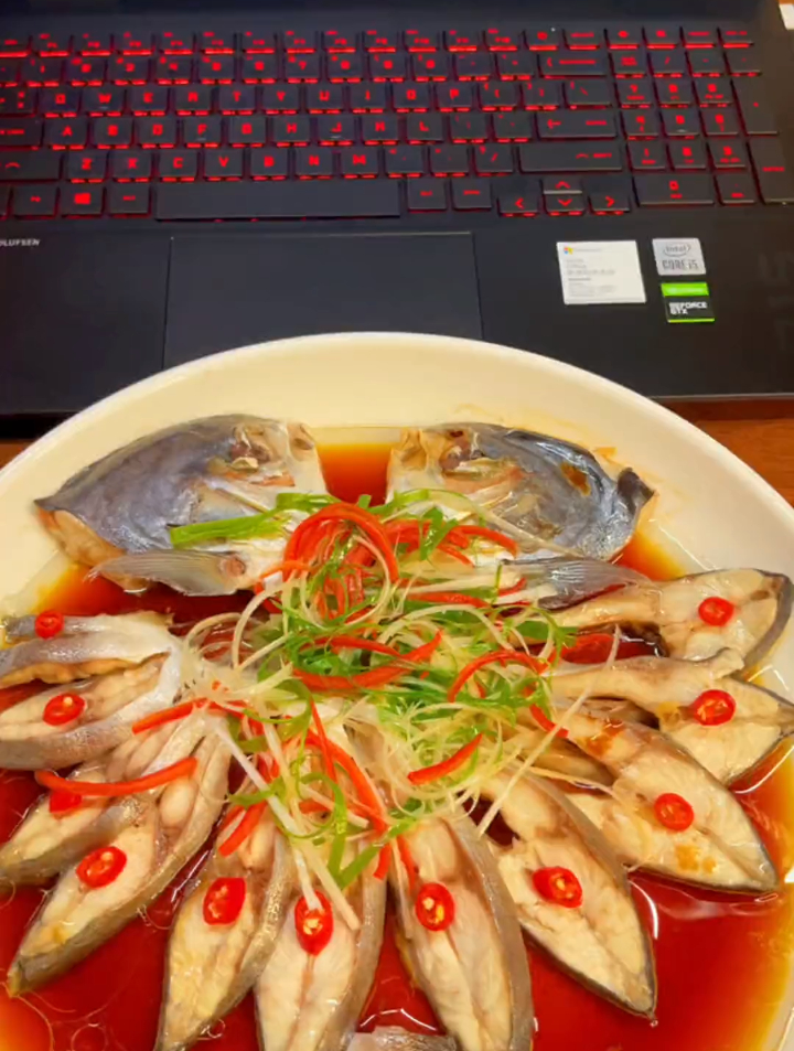 清蒸鲳鱼清爽解腻,别忘记吃消夜哟