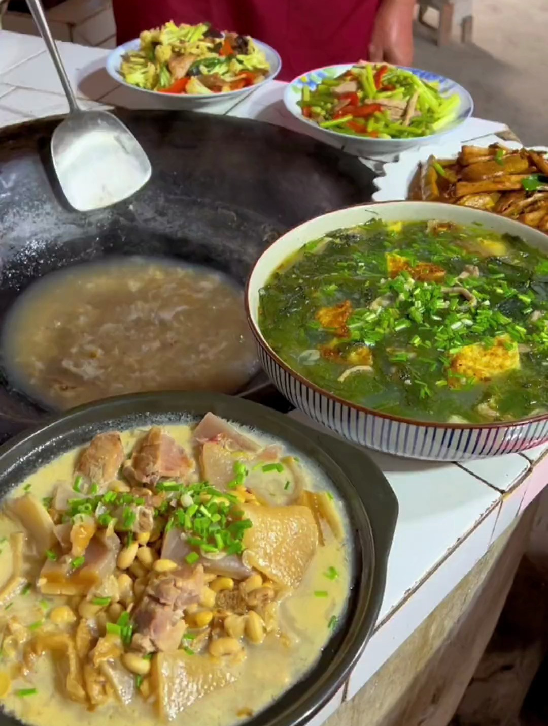 腊肉骨头炖上黄豆,小火慢煨3小时,那味道简直太香了