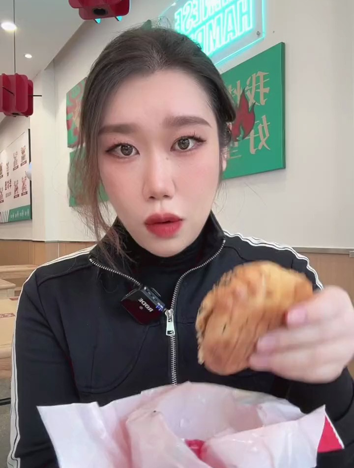 步行街9.9的汉堡套餐,我看谁还没吃过