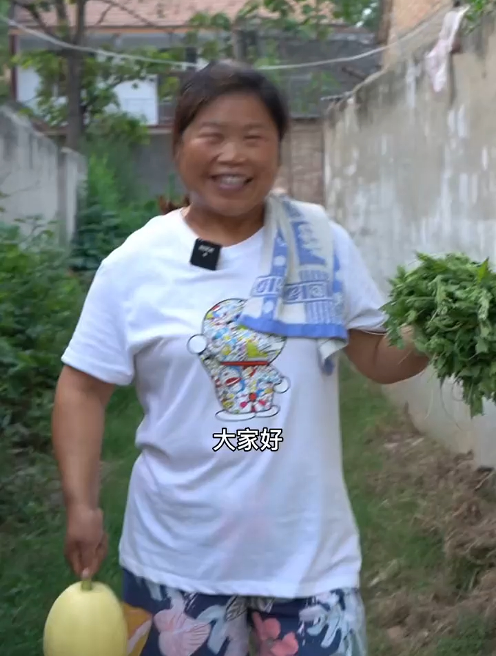 俺妈叫俺奶种的小笋瓜摘了包包子吃,俺奶还真夸好吃了嘞