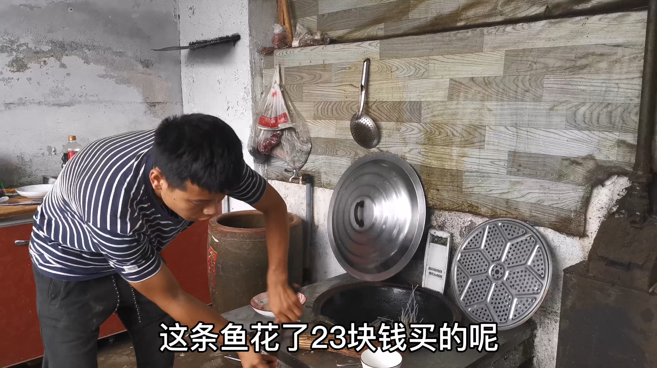 爸妈不在家,农村小伙做东北名菜“得莫利”炖鱼,满满一盆太下饭