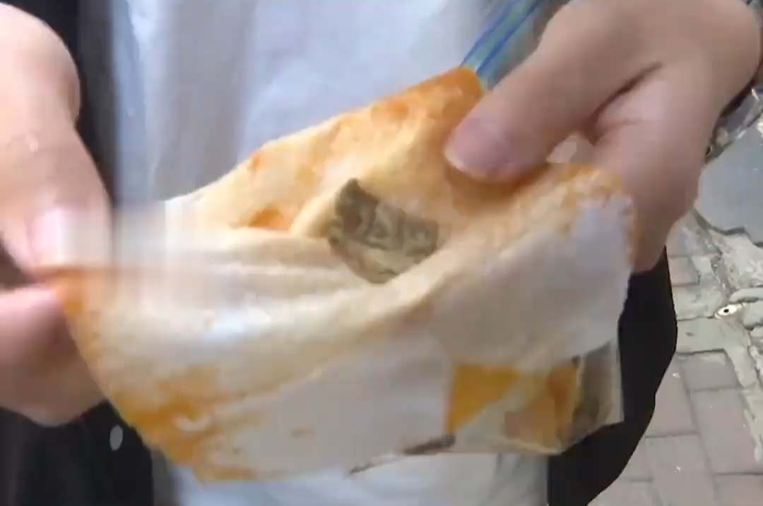 香酥小黄鱼吃出烟蒂,厂家提出赔200,顾客:给你1000把烟头吃了