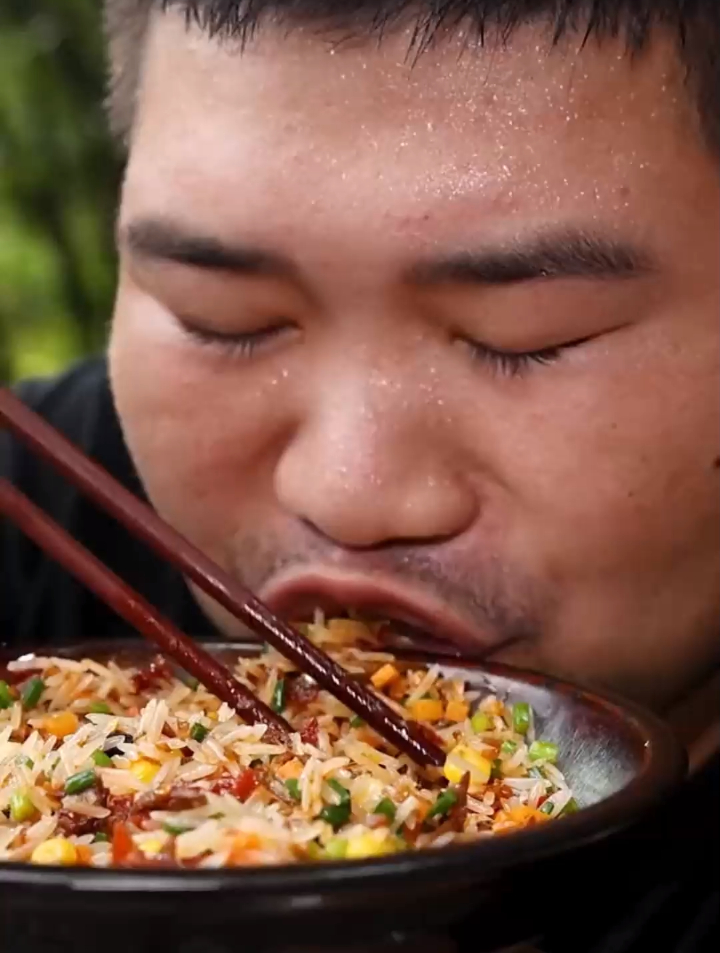 湖南烟熏柴火鱼重辣左右的辣度 喜欢吃辣的可以尝试一下哦 柴火鱼