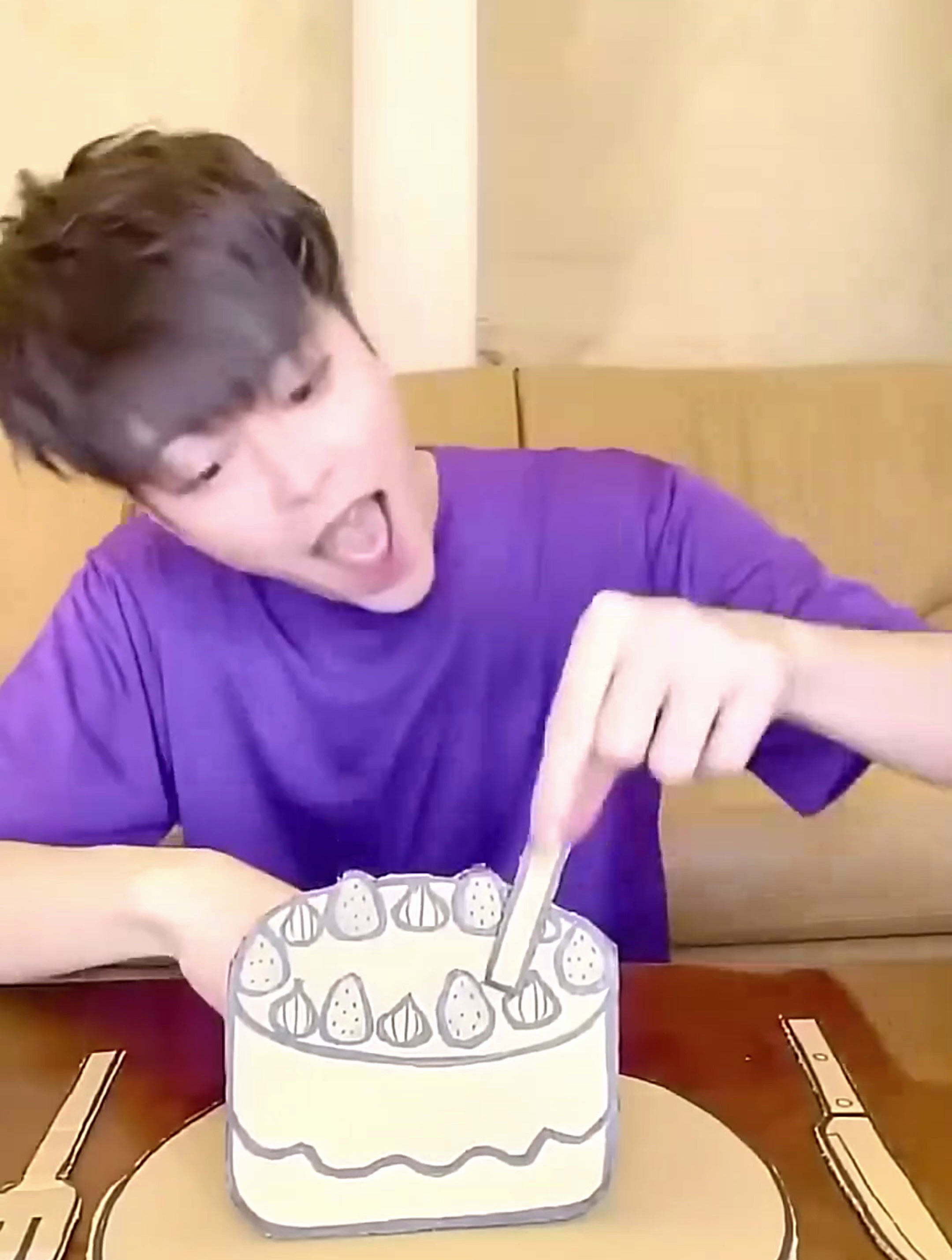 搞笑一家人:哥哥把蛋糕吃完了,妹妹没得吃急哭了