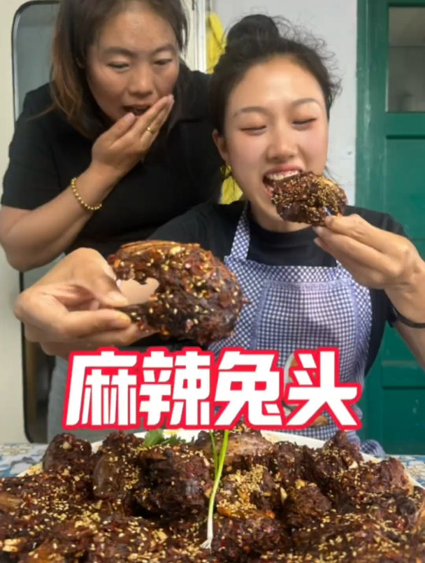 今儿实现麻辣兔头自由了,满满一大盘的兔头,麻麻辣辣