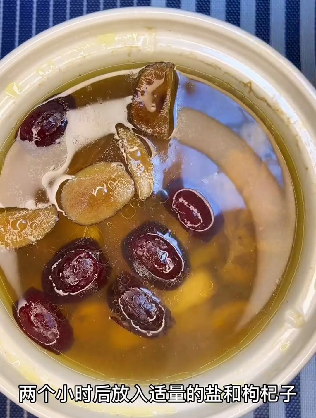 气血不足脸色差,女孩子要好好爱自己,这个红参炖鸡汤要煲起来喔