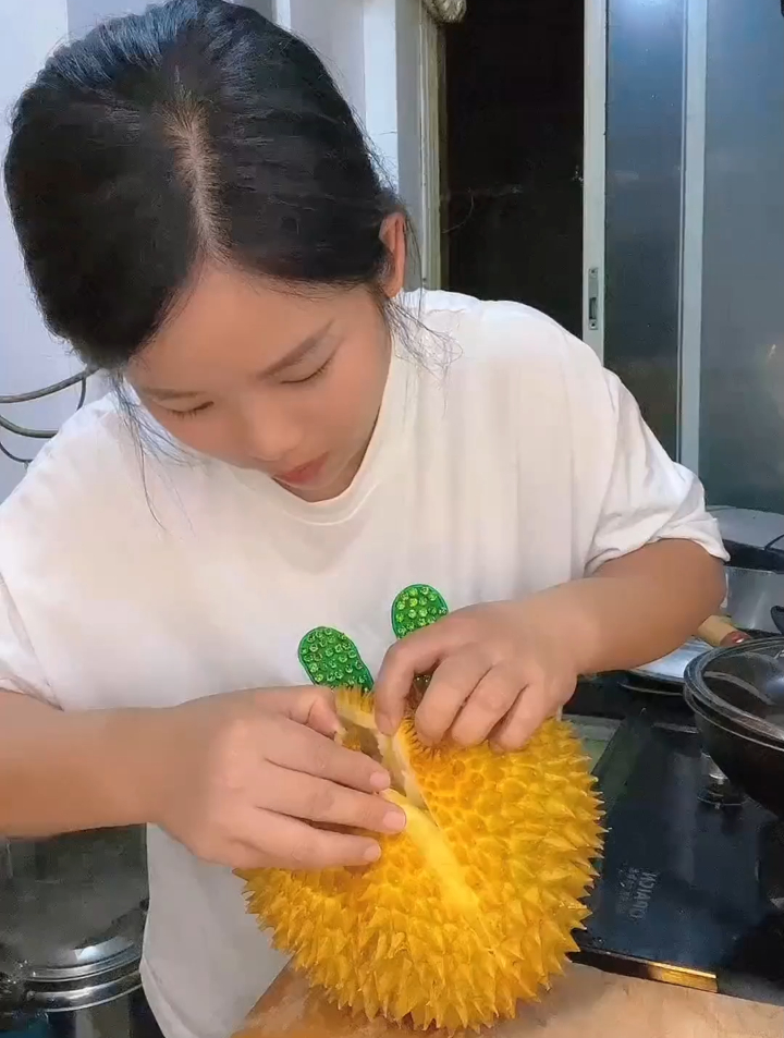 今天的榴莲漂亮,给孩子们安排一顿榴莲蛋挞