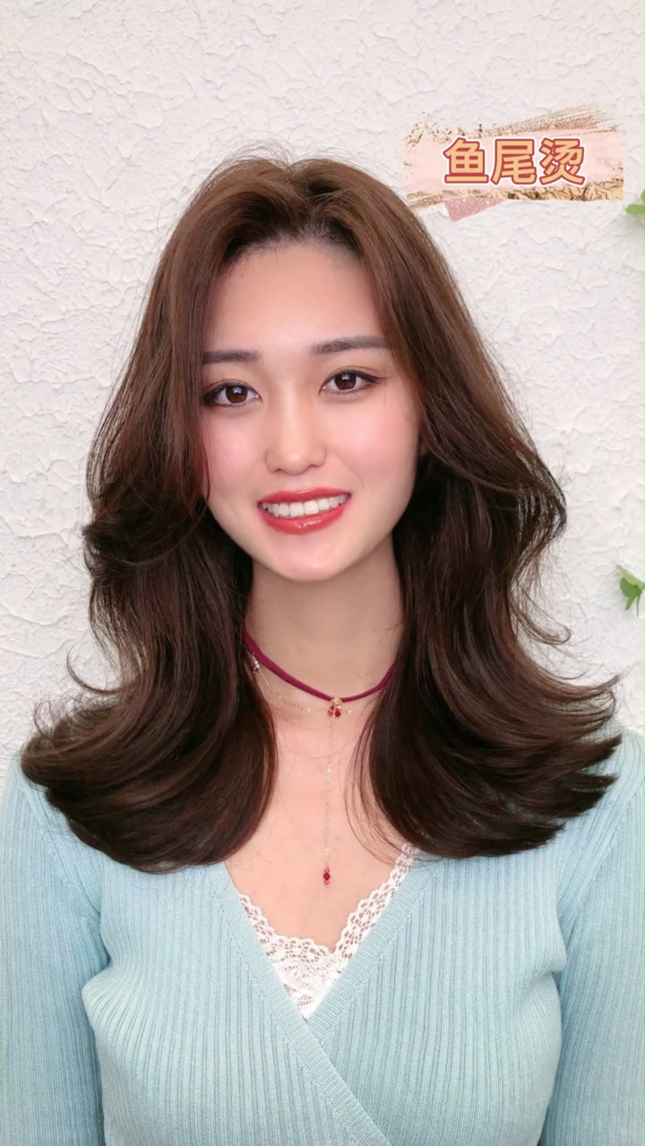 “鱼尾烫”卷发的线条甜美十分优雅