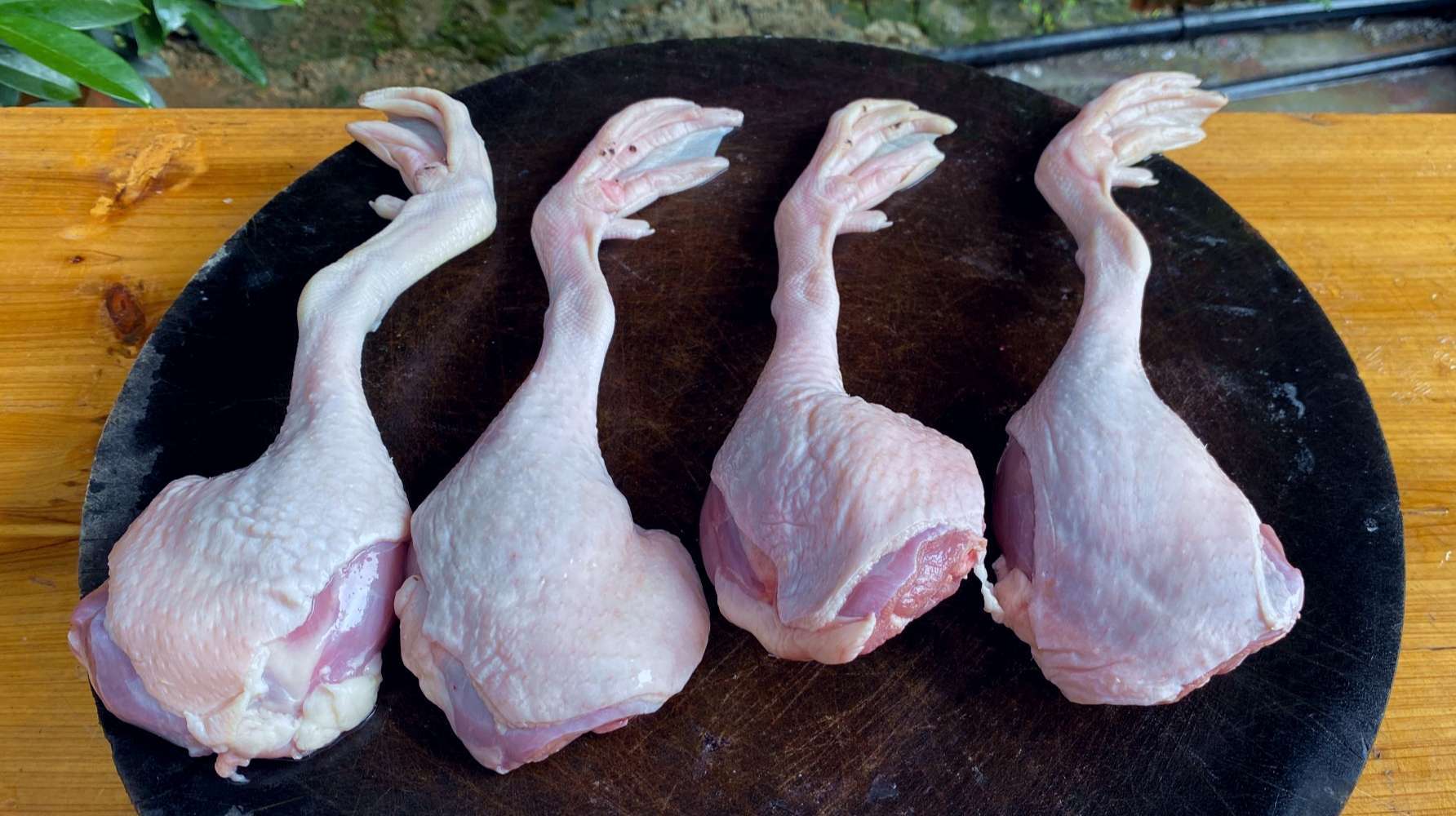 20块钱买4个大鹅腿,看小伙这什么吃法,吃上一次,真是人间美味