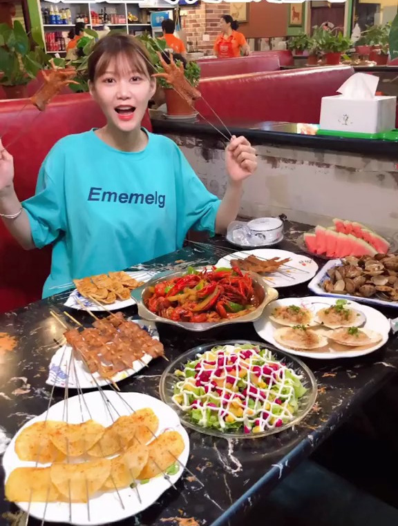 夏天和什么最配?当然是啤酒烧烤小龙虾咯～