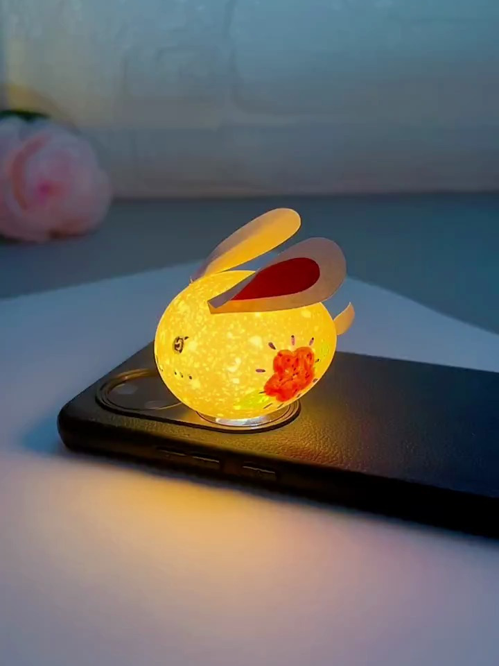 兔年里,用鸡蛋壳和孩子来做好看的小兔子灯笼吧