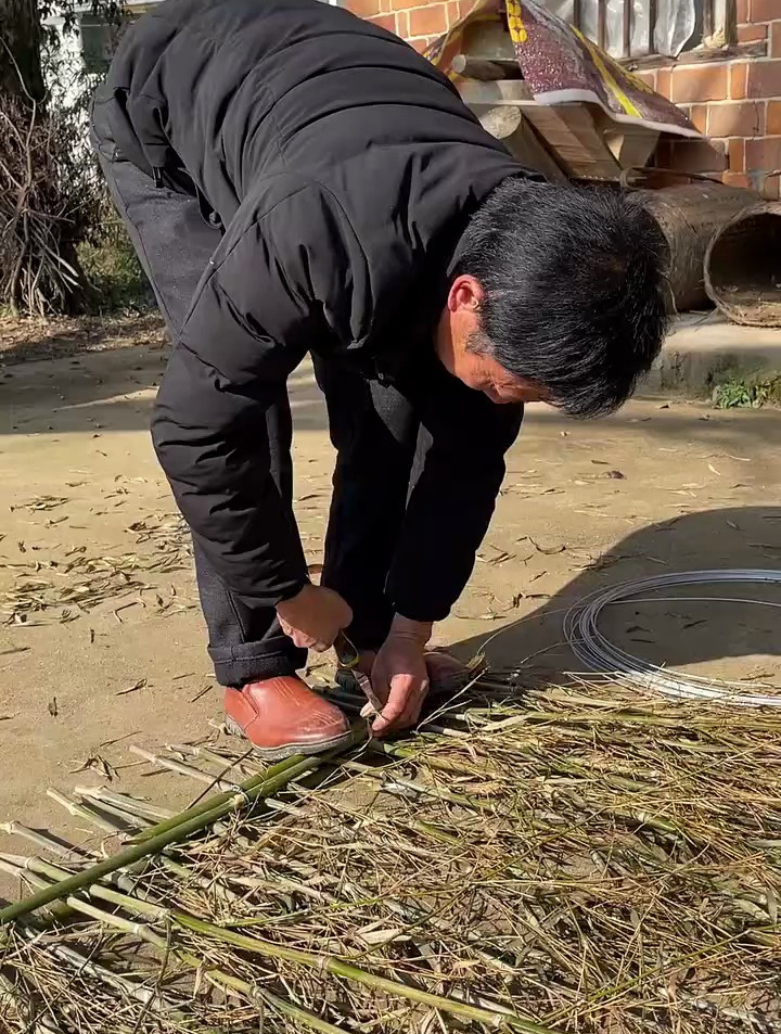 老高用竹子编织菜园门,晚餐吃大锅面美滋滋