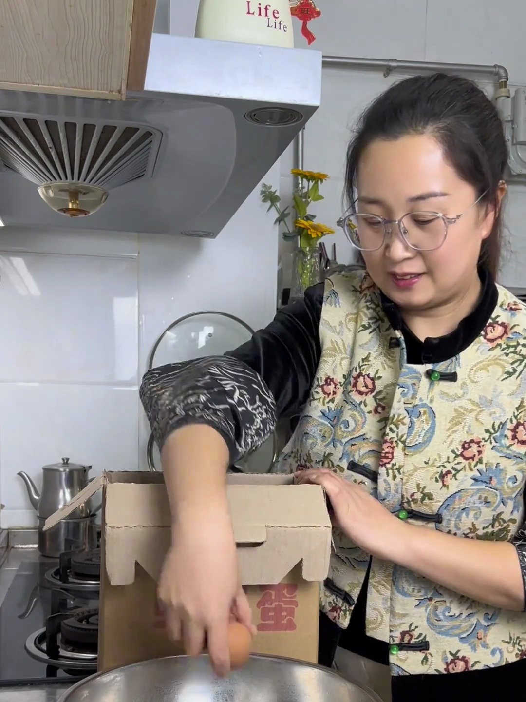 腌咸鸡蛋还是用传统老方法,腌的快,个个起沙流油还不咸太好吃了