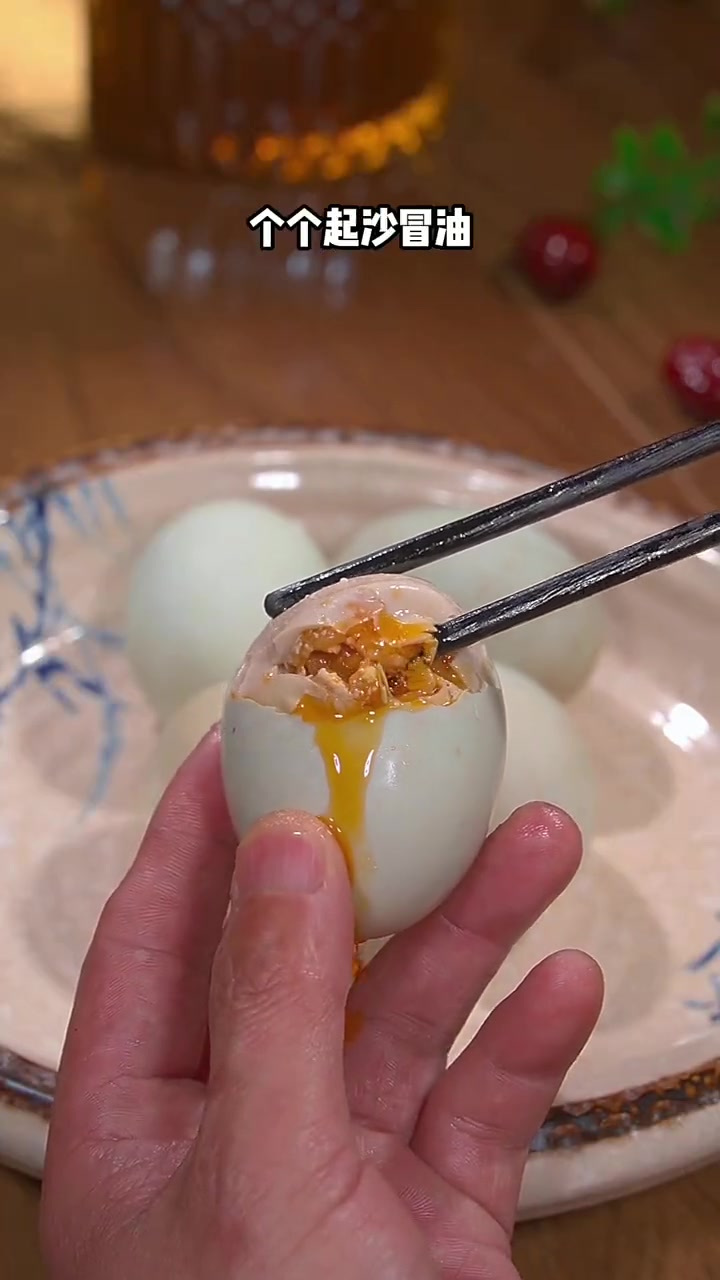 咸鸭蛋正确的做法,个个起砂冒油,而且一点也不咸