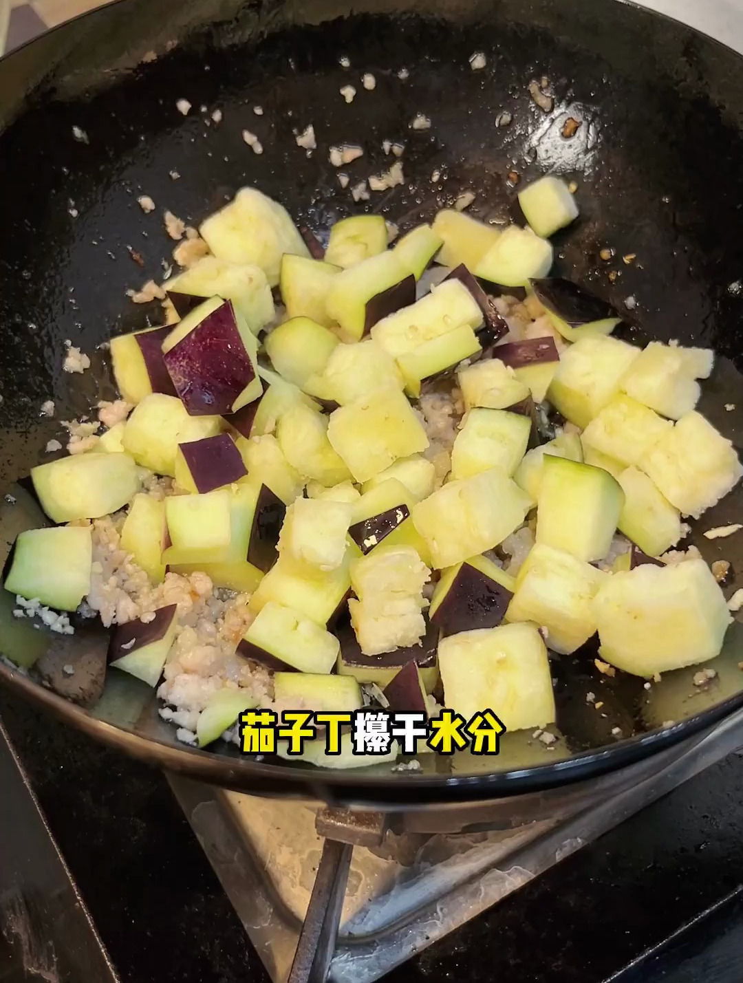 肉沫茄子打卤面,一点都不夸张的讲,一碗根本不够吃!