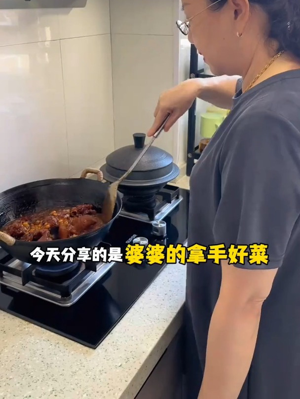 超爱婆婆做这个软糯脱骨,酱香浓郁的黄豆焖猪蹄!拌饭吃太香啦!