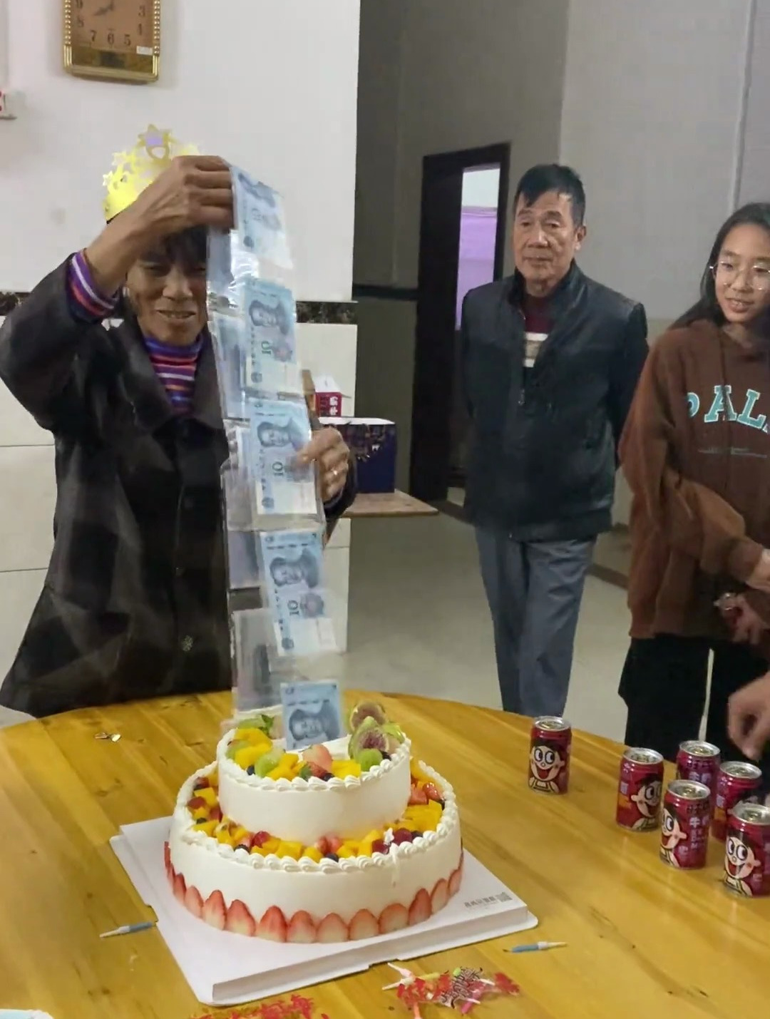 妈妈过生日孩子在蛋糕里面藏“惊喜”从10元到百元大钞越来越开心