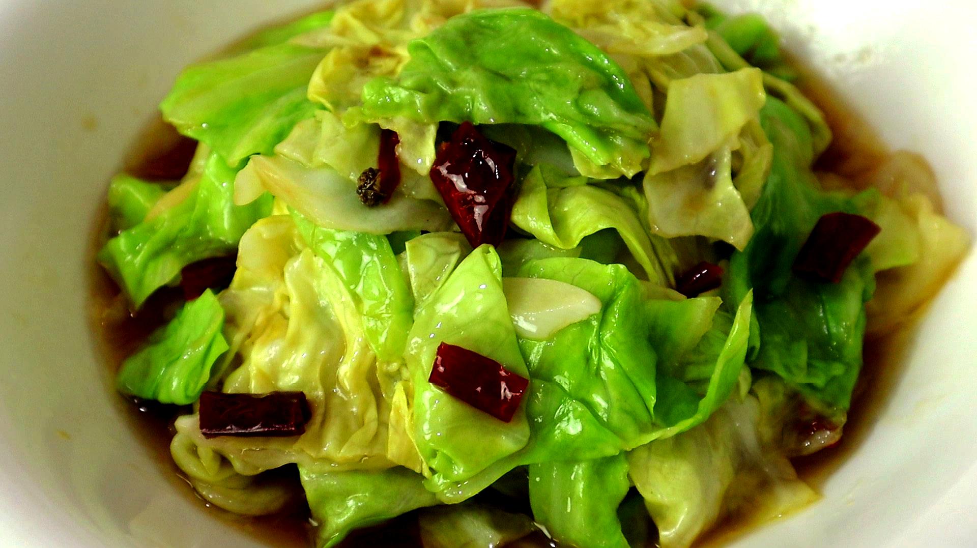 炒包菜时不要直接下锅炒，多加一步，包菜鲜嫩爽脆，给肉都不换