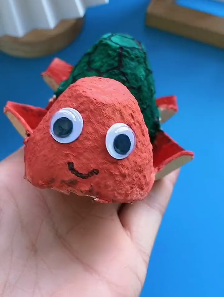 用完的鸡蛋板不要丢,拿来剪个可爱的小乌龟